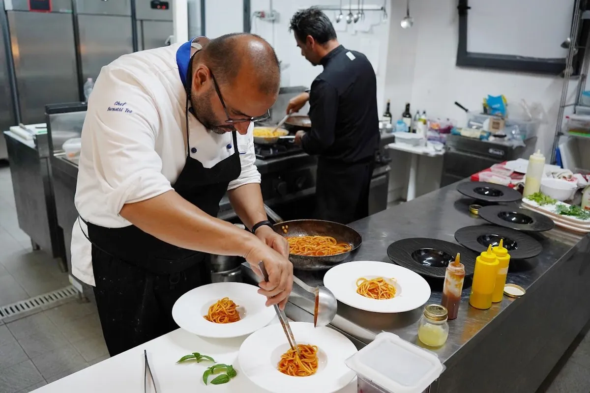 Lo chef Orlando Rapana impiatta nella cucina di ART