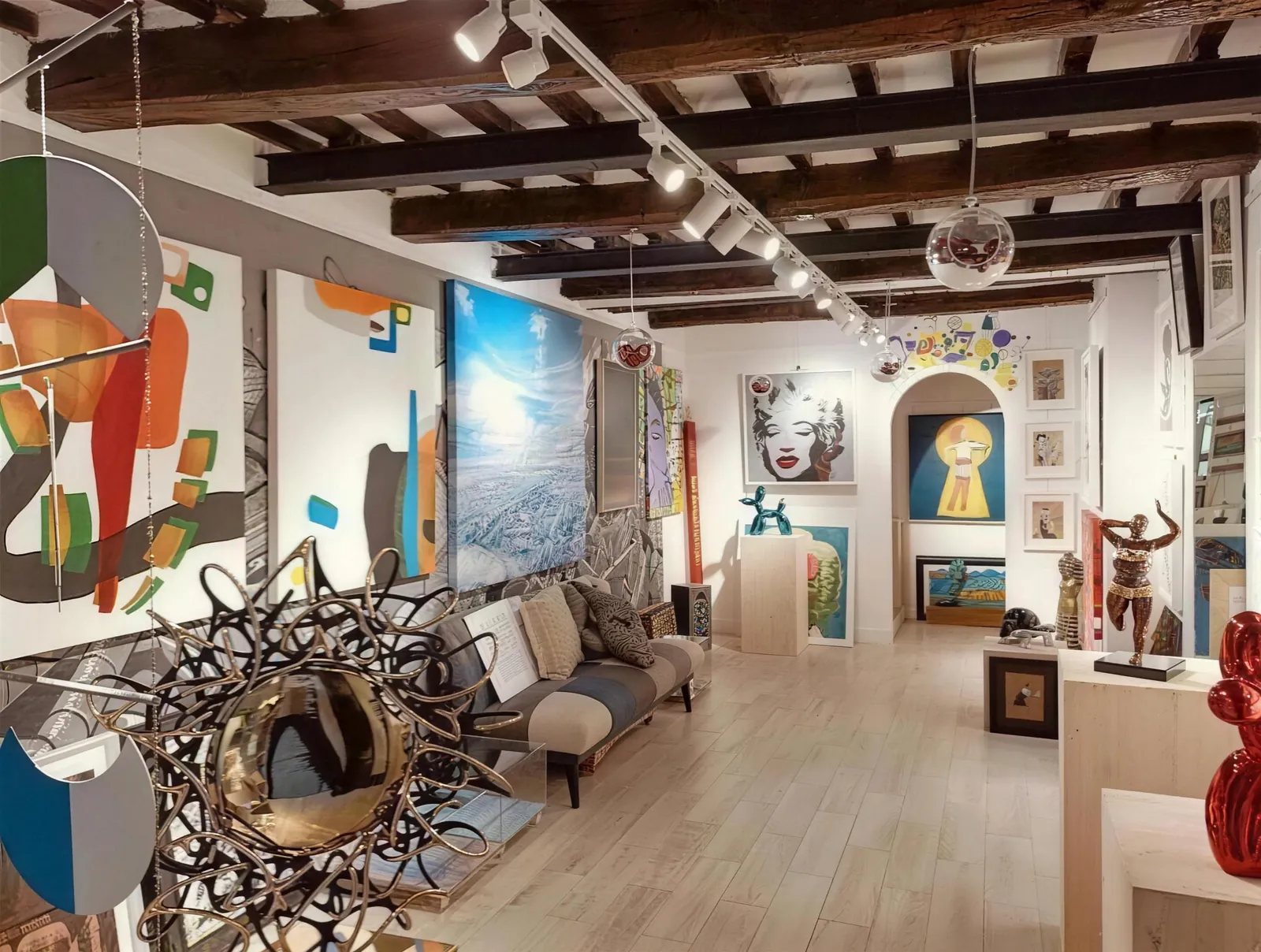 Gli interni della Galleria d'Arte Orler