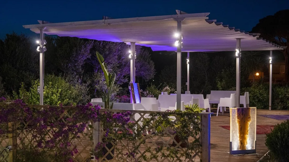 Il giardino del Ristorante ART a Punta Ala, la sera
